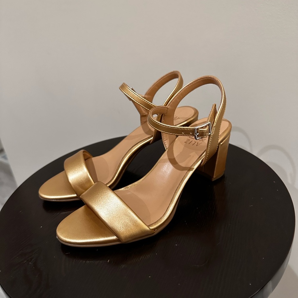 Naturalizer Bristol Sandal/Heels Gold Metallic size 7 Womens